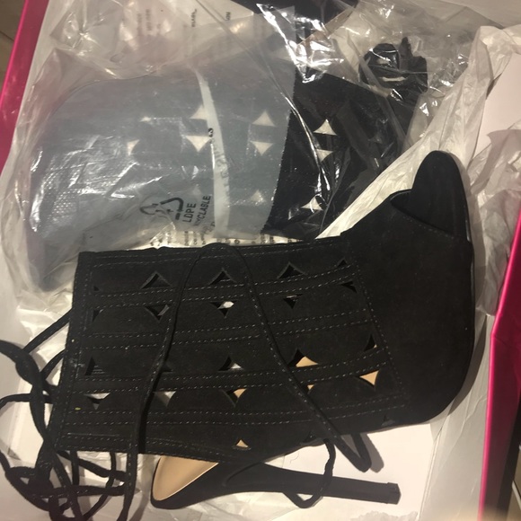 Black heels - Picture 2 of 4